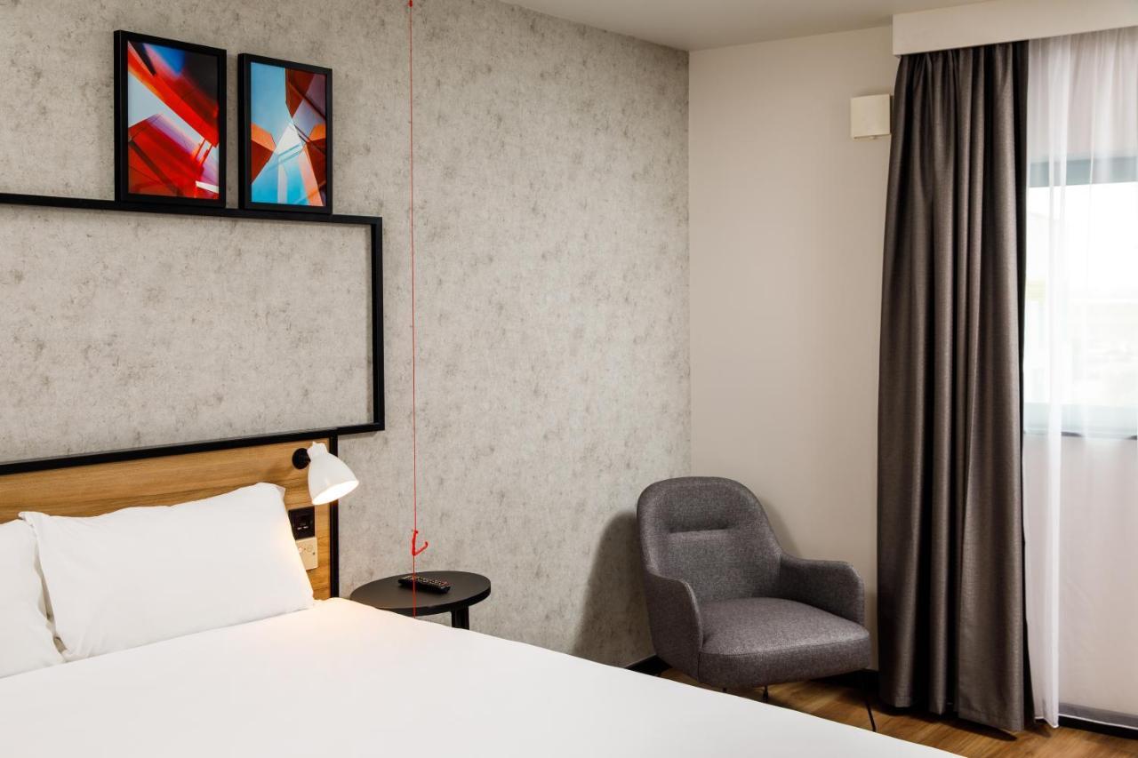 ホテル Ibis London Heathrow Terminal 5 ヒースロー エクステリア 写真